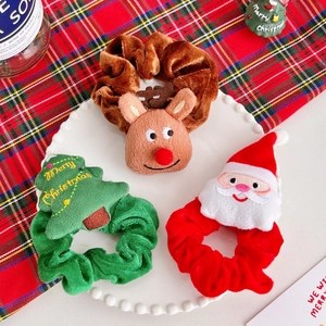 Driedelige kerst haarscrunchies van fluweel met rendier, boom en kerstman ontwerpen