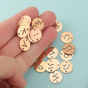 Pendentifs alphabet en acier inoxydable or rose 13mm à double trou pour bijoux DIY