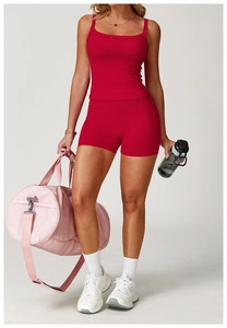 Ensemble de yoga rouge sans couture avec débardeur court et short de sport taille haute