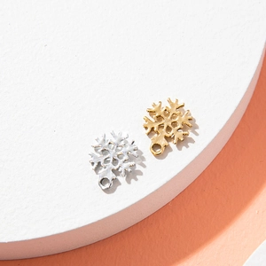 Sparkling snowflake pendants in gold and silver finish for DIY jewelry making sets