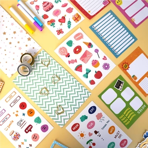 Set de papelería infantil con pegatinas para cuaderno y cintas washi estilo flat lay