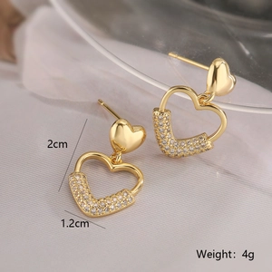 Détail de boucles d'oreilles cœur en plaqué or avec zircons et dimensions 2cm x 1,2cm