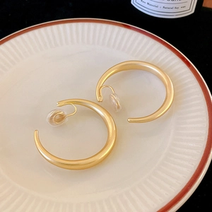 Matte goldene C-förmige Clip-Ohrringe mit Silikonkissen für unpiercte Ohren