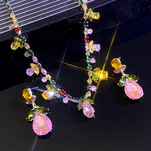 Parure de bijoux avec collier feuilles en zircon coloré et boucles d'oreilles assorties