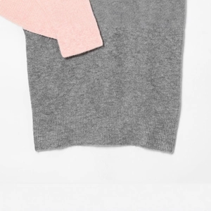 Gilet in maglia grigia chic con polsini a coste rosa e trama in lana di alta qualità