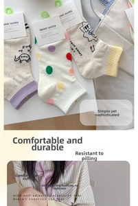 Détail de chaussettes en coton avec poignets élastiques et motifs à pois respirants