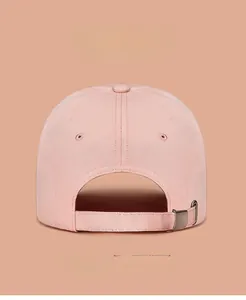 Détail de la boucle en métal réglable et broderie dorée sur cette casquette de baseball