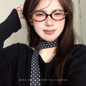 Écharpe de cou vintage française à pois noirs nouée en nœud avec lunettes rétro