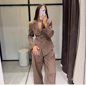 Tailleur pantalon marron à fines rayures pour femme avec épaulettes et pantalon large