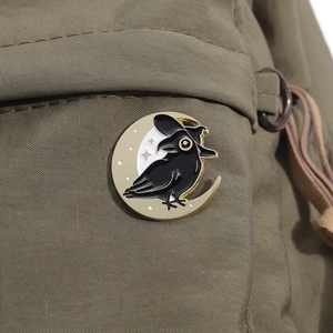 Nahaufnahme des schwarzen Krähen-Zauberer-Ansteckers im Punk-Stil auf einer Tasche