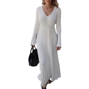 Elegante abito lungo in maglia bianca con scollo a V, maniche lunghe e cintura abbinata