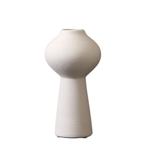 Moderne minimalistische weiße Keramikvase mit horizontaler Textur und Architekturdesign