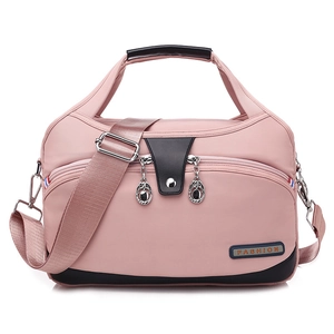 Sac à main en nylon rose imperméable avec poignées en cuir noir et bandoulière réglable