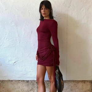 Détail de la robe mini bordeaux à manches longues avec fronces et fleur 3D décorative