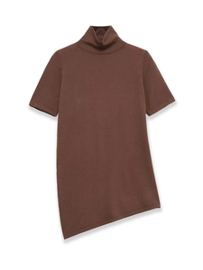 Vue détaillée à plat d'un haut en tricot marron à col montant et ourlet asymétrique