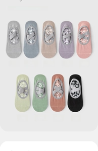 Detailansicht rutschfester Yoga-Socken mit Kreuzgurten in neun verschiedenen Pastelltönen