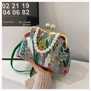 Detail der floralen Jacquard-Tasche mit Goldrahmen und Perlen-Handgriff-Design
