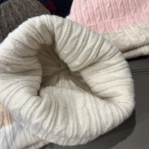 Two-tone chunky knit beanie for women with cable stitch pattern for winter warmth