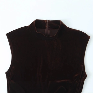 Robe midi en velours marron foncé avec col montant et fermeture éclair invisible au dos