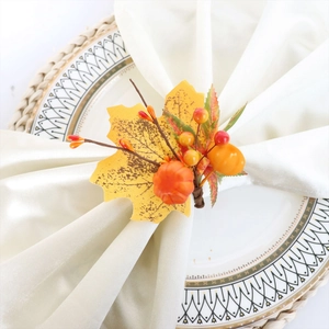 Rond de serviette d'automne avec citrouilles et feuilles d'érable sur serviette