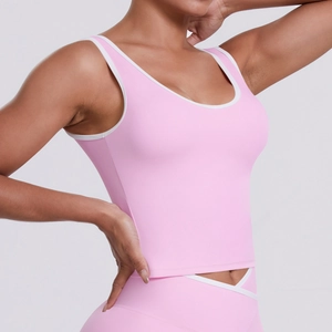 Détail latéral de l'ensemble de yoga rose avec bordures blanches et taille haute en V