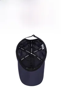 Détail de l'intérieur d'une casquette bleu marine avec maille respirante et doublure NY&JA