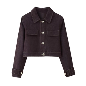 Veste courte en jean bleu foncé avec surpiqûres contrastées et boutons métalliques