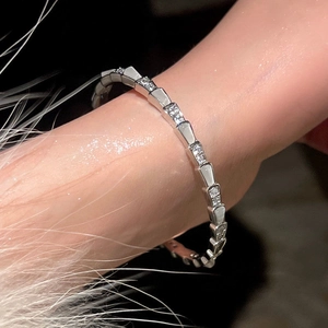 Macro detail van de zilveren slangenarmband met zirkonia en parelmoer inlegwerk