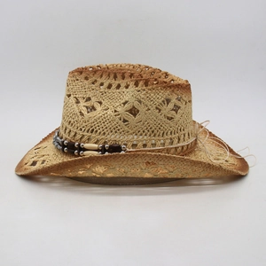 Detail der hohlen Webstruktur und des Perlenbesatzes am Stroh-Cowboy-Sonnenhut