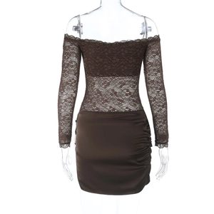 Détails de dentelle florale et texture de satin froncé sur cette robe marron à épaules nues