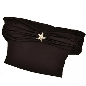 Gros plan sur un haut bandeau noir orné d'une boucle décorative en forme d'étoile de mer