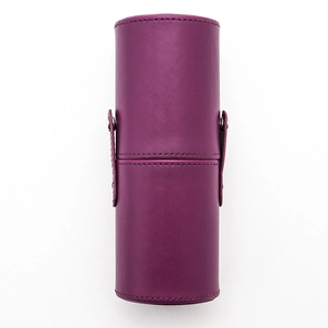 Lila zylindrischer Make-up Pinselhalter aus PU-Leder Aufbewahrung auf weißem Hintergrund