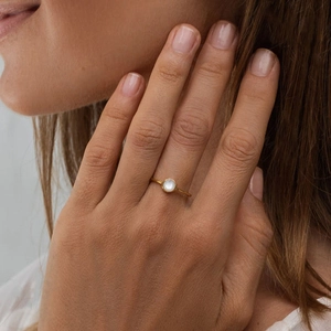 Elegant 925 sterling silver gold-plated ring with round white mother of pearl inlay