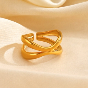 Anello doppia fascia in acciaio inossidabile dorato a onde su seta color champagne