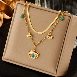 Collana a doppio strato vintage in acciaio al titanio dorato con occhio e turchese