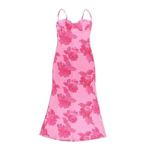 Nahaufnahme eines rosa Trägerkleids mit strukturierter 3D-Blumen-Jacquard-Webung