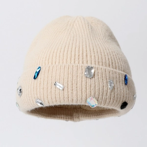 Bonnet en tricot beige d'hiver orné de strass colorés à la main et texture douce