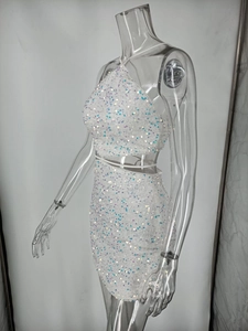 Détail de l'ensemble deux pièces à paillettes blanches dos nu sur mannequin transparent