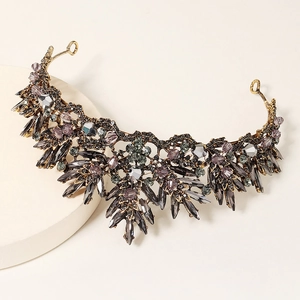 Detail van barokke bruidskroon met donkere kristallen en antiek metalen bladdesign