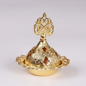 Encensoir arabe doré avec motifs ajourés complexes et poignée métallique élégante