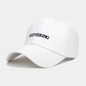 Détail de la broderie GATHERING noire sur une casquette de baseball blanche