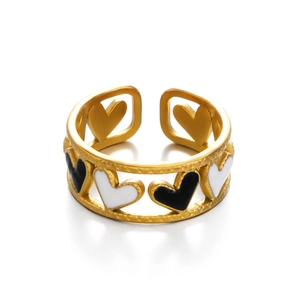 Bague ajustable en acier doré avec des cœurs en émail noir et blanc tendance