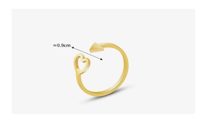 Detail view of gold arrow heart ring with 0.9cm width measurement annotation