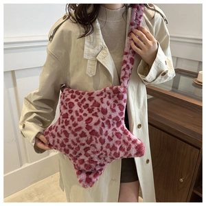 Détail du sac étoile en peluche avec imprimé léopard rose porté à l'épaule