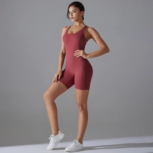 Gros plan sur un body sans manches rouge brique avec coupe push-up et tissu haute élasticité