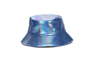 Détail du chapeau bob holographique réfléchissant avec finition arc-en-ciel métallique