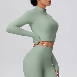 Detail der minzgrünen Yoga-Jacke mit Stehkragen, Reißverschluss und Daumenlöchern