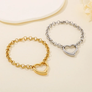 Dettaglio dei bracciali con ciondolo a cuore in finitura oro e argento su supporto