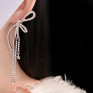 Boucles d'oreilles nœud en argent avec pampilles d'étoiles pour une tenue élégante