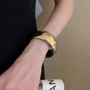 Bracelet jonc géométrique large en acrylique doré avec finition miroir métallique